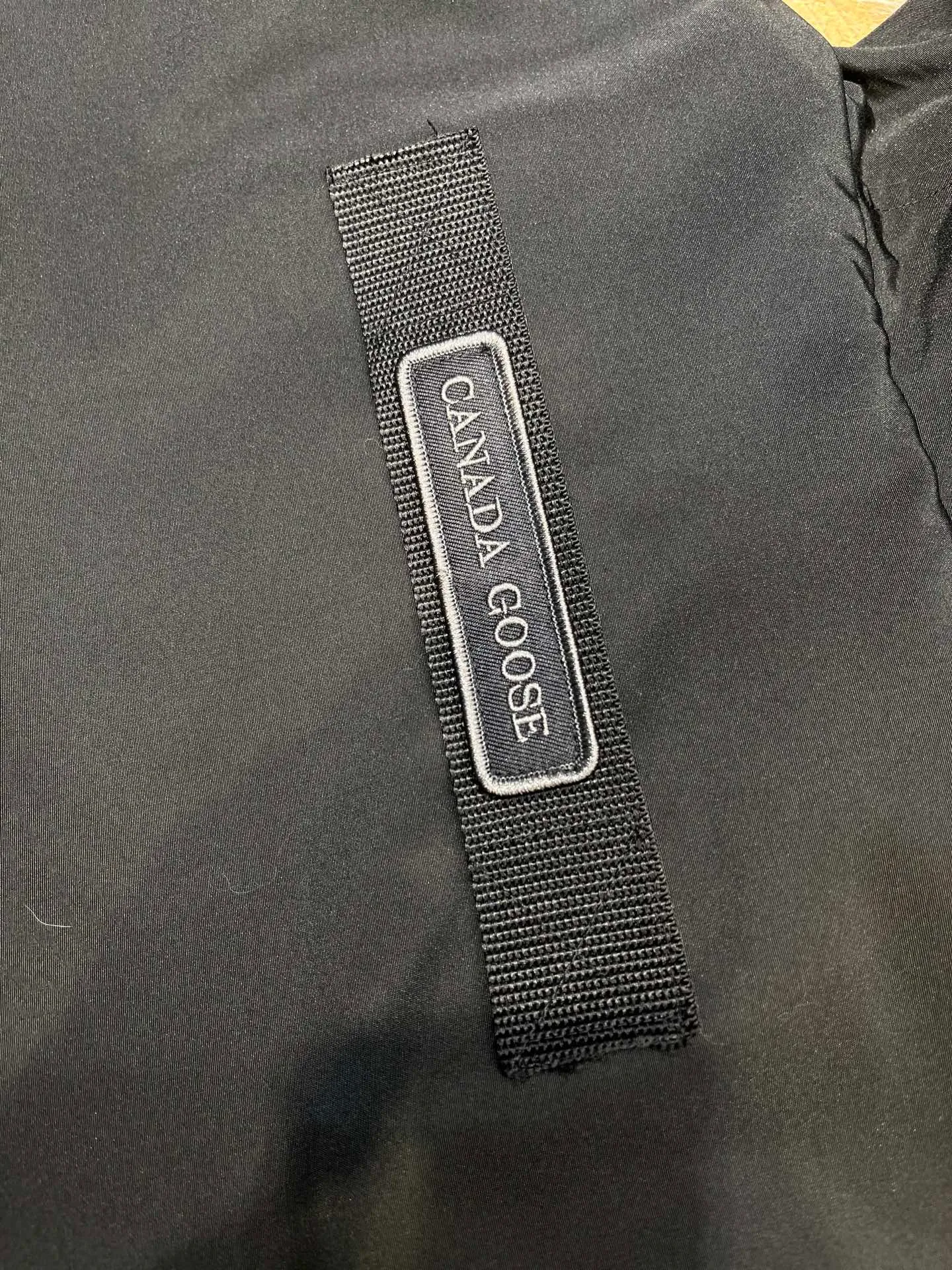 P840 𝘾𝘼𝙉𝘼𝘿𝘼 𝙂𝙊𝙊𝙎𝙀Big Goose 13# The design of Big Goose 13 is simple and elegant, a little longer than the 08 model, more suitable for men and suitable for business people. This down jacket is popular for its simple design, which is not only practical but also has a certain sense of fashion. In terms of applicability, the Daye 13 model provides good thermal insulation performance. Its thermal insulation coefficient is level 5, which can provide enough warmth and is suitable for wearing in cold environments. In addition, the Daye 13 model also has a high cost performance. Compared with other models, it provides a better balance between price and performance, making it more competitive in the market.  size：xs-xxl